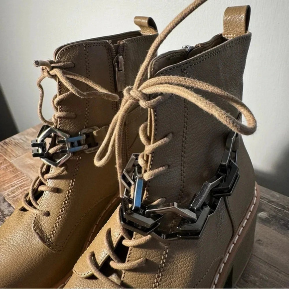 NWOT Vince Camuto Tan Platform Heeled Boots Chain Detail Women Size 8 - Picture 3 of 7